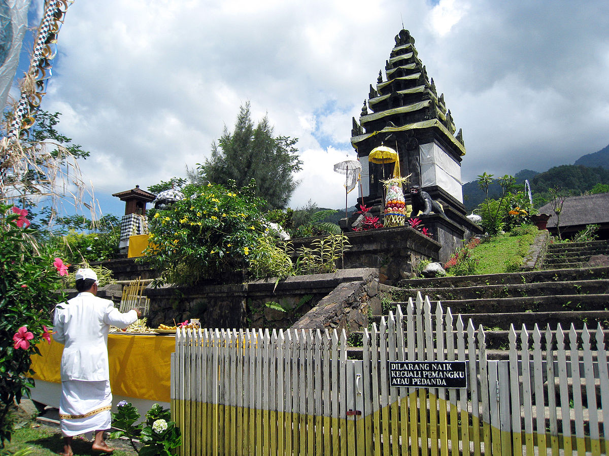 The Narcotics Agency is turning to Balinese priests for help. Photo: Wikimedia Commons