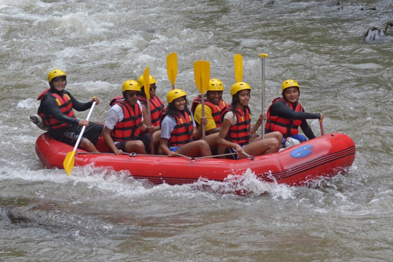 Former United States President Barack Obama (2nd L), his wife Michelle (3rd L) along with his daughters Sasha (C) and Malia (2nd R) go rafting while on holiday in Bongkasa Village, Badung Regency, Bali, Indonesia June 26, 2017. Photo: Antara Foto/Wira Suryantala/ via REUTERS