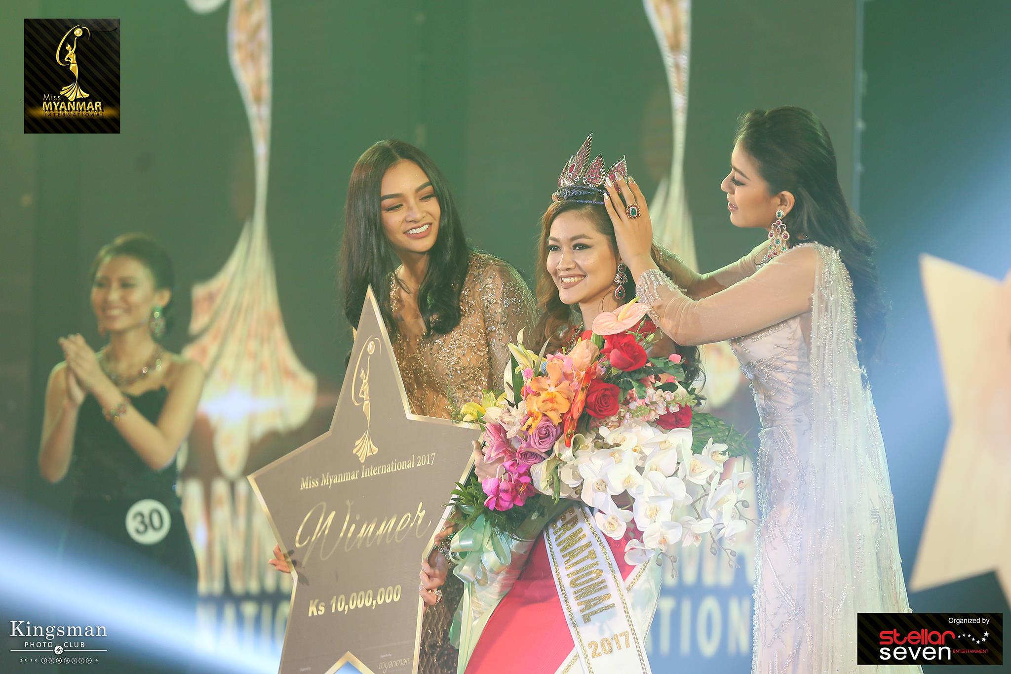 Sao Yoon Waddy Oo is crowned Miss Myanmar International 2017 as Miss International 2016 Kylie Verzosa (L) looks on. Photo: Facebook / Miss Myanmar International