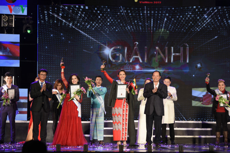 Ni Ni Khin Zaw holds up her award at the ASEAN+3 Song Contest in Vietnam. Photo: Voice of Vietnam