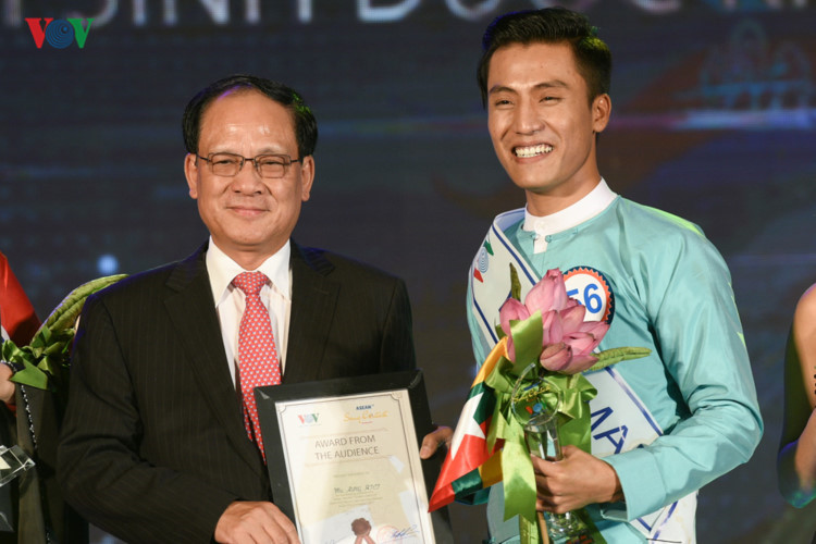 Aung Htet receives his Audience Award