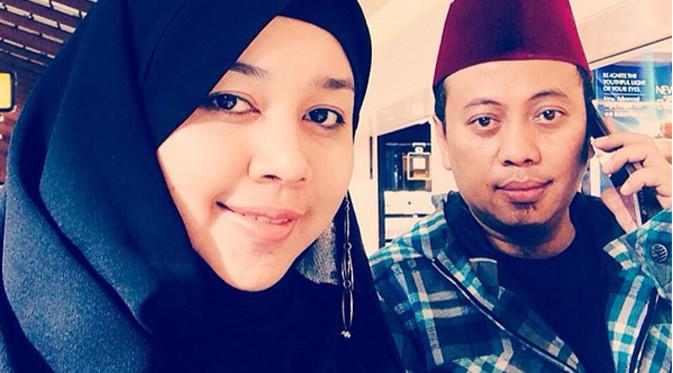 Dian Rositaningrum (left) with her husband Opick. Photo: Instagram via Bintang.com