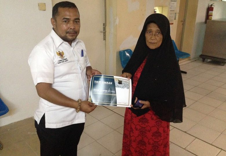 Martini (Right) receiving her free Umrah ticket from ULS. Photo: ULS via Detik