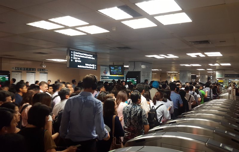 Crowds at Raffles Place MRT Station. Photo: @AidilTeper / Twitter