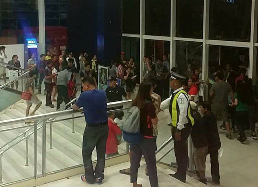 Mall goers rush to exit SM Southmall after reports of gunshots. PHOTO: Twitter/DearDarlene