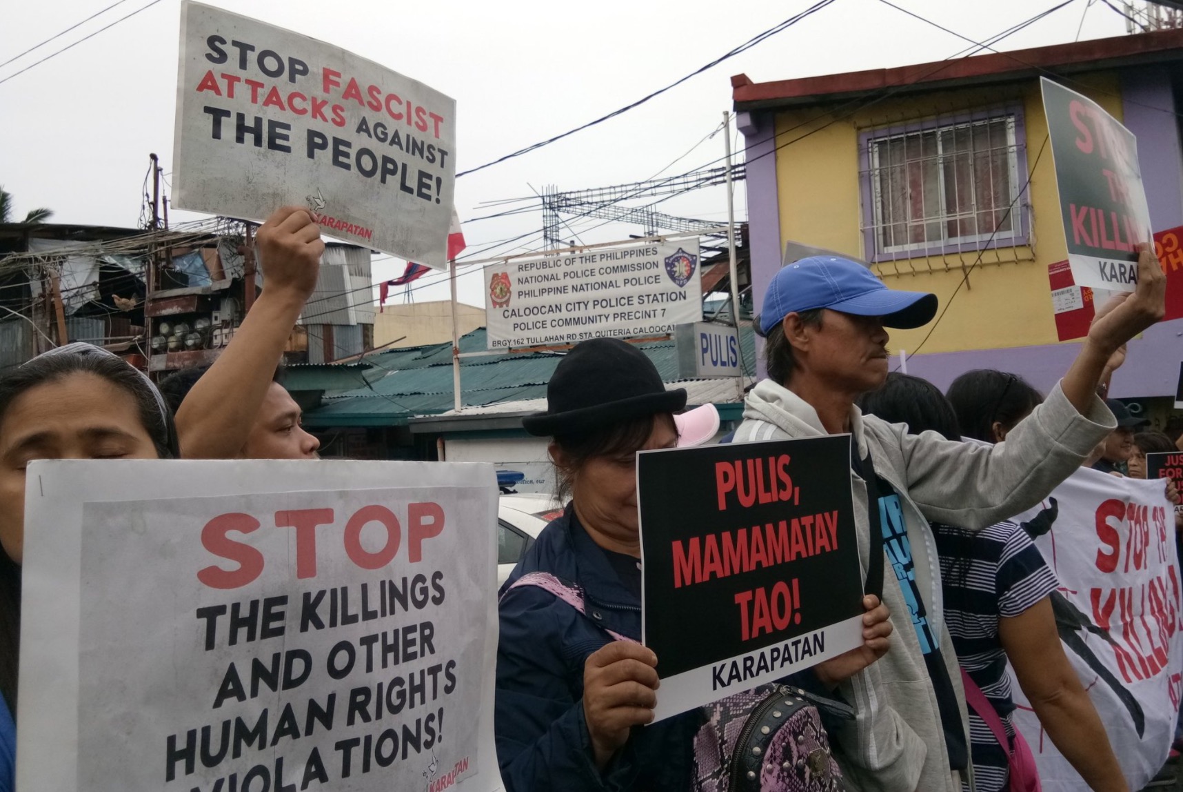 Kian deloa Santos’ funeral procession turns into a mobile protest in front of the Caloocan City Police Station. PHOTO: Twitter/Patrick Quintos for ABS-CBN News