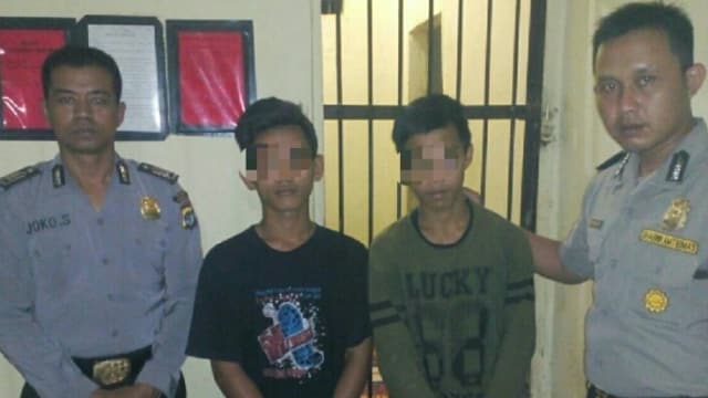 The theft suspects after being turned in to the police. Photo: Tribatanews via Kumparan