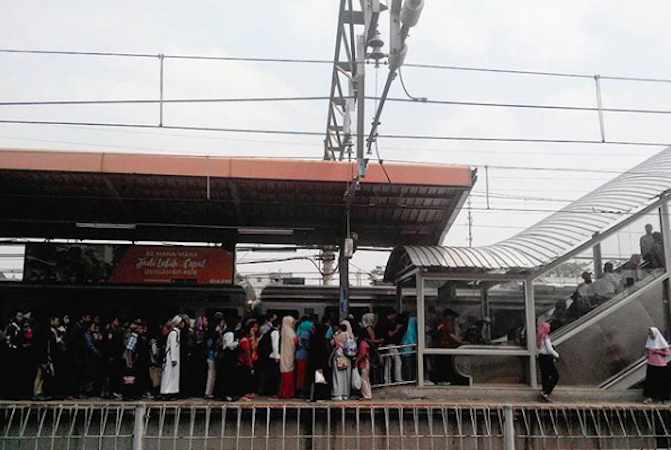 People queueing for an escalator in Tanah Abang train station. Photo: Instagram/@mayasiswadi