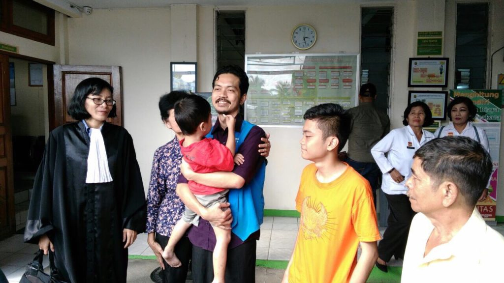 Fidelis Arie Sudewarto spends time with his two children during his trial in 2017. Photo: LBH Masyarakat‏ (@LBHMasyarakat) / Twitter
