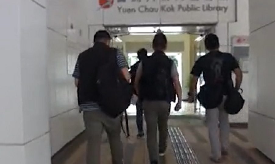 Police arrive at the Sha Tin library where a man was carrying a toy rifle and allegedly surfing websites linked to the Islamic State on August 29. Screenshot: Apple Daily