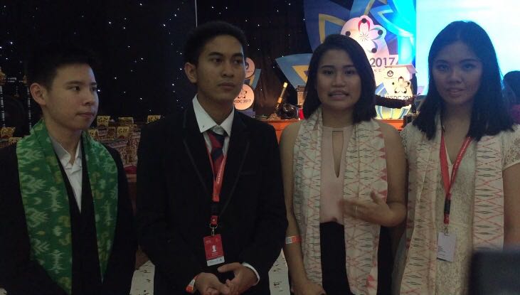 This picture of the debate team representing Indonesia at the World Schools Debating Championship 2017 held in Denpasar, Bali, has sparked a major debate amongst netizens. Photo: Ministry of Education and Culture