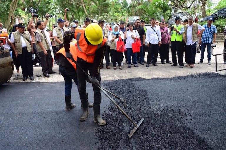 Workers lay a plastic-tar road at Udayana University in Jimbaran, Bali on July 29. Photo courtesy of the Ministry of Public Works and Housing