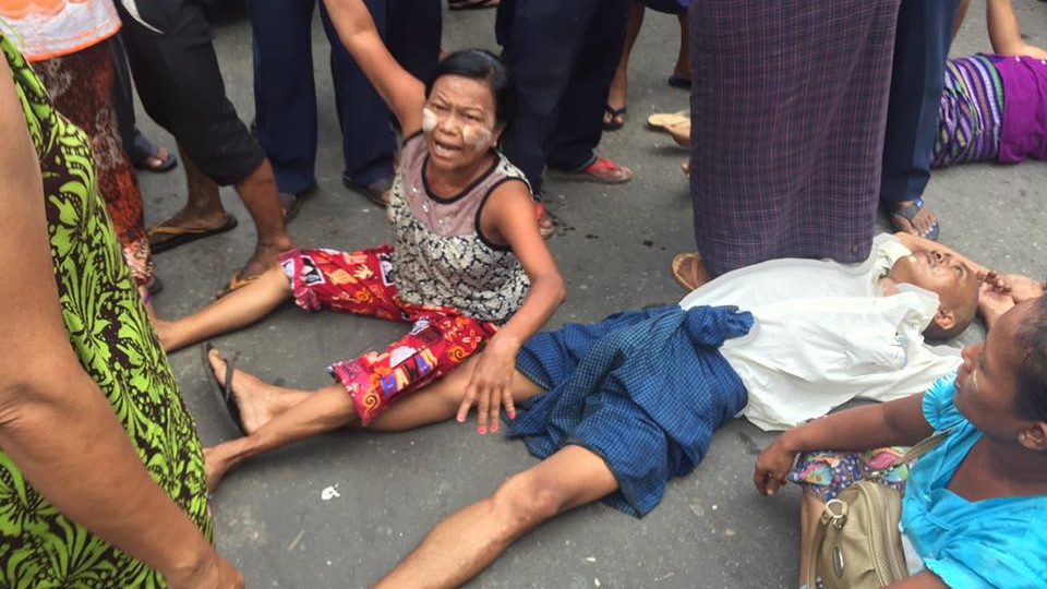 Shopkeepers lie in the street to protest the construction of the new Ahlone Market. Protesters say YCDC lied to them about how many stories the new market would have. Photo: Facebook / Min Nay Htoo