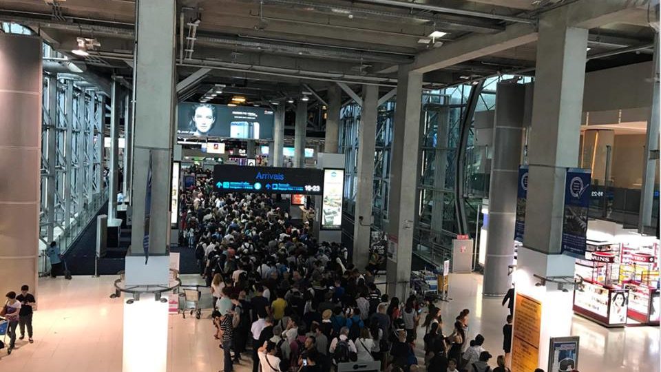 Suvarnabhumi Airport’s immigration area was flooded with over 4,000 foreign visitors on Aug. 9, 2017. Photo: ChangTrixGet/ Facebook