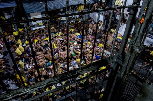 This picture taken on July 21, 2016 shows inmates sleeping at the open basketball court inside the Quezon City jail in Manila.
Philippine officials said on August 9, 2016 the government would build new jails to address severe congestion made worse by President Rodrigo Duterte’s drug war, describing conditions as “inhumane” and “unacceptable”. (AFP PHOTO / NOEL CELIS) 