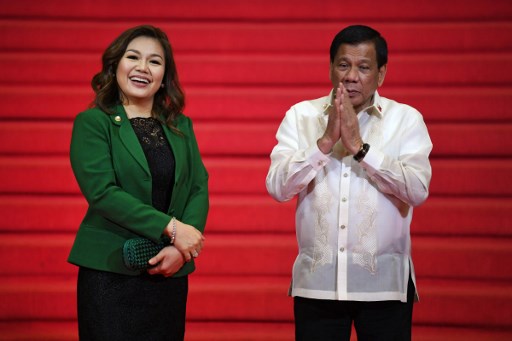 Philippine President Rodrigo Duterte (right) waits with partner Honeylet Avancena (left) for leaders to arrive to attend the opening ceremony of the Association of Southeast Asian Nations (ASEAN) leaders’ summit in Manila. (AFP PHOTO / MOHD RASFAN) 