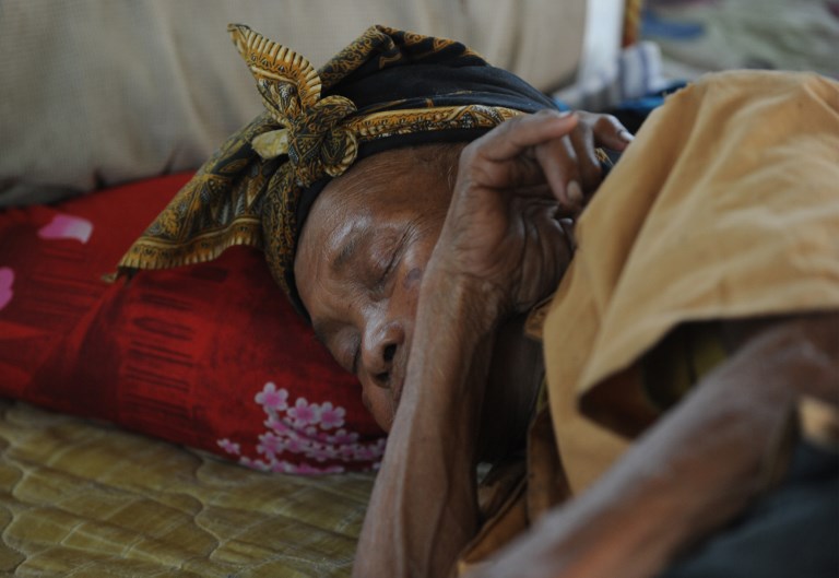 A man sleeps after being evacuated during the raised alert levels for the volcano on Mount Agung in Klungkung regency on the Indonesian resort island of Bali on September 22, 2017. Photo: Sonny Tumbelaka