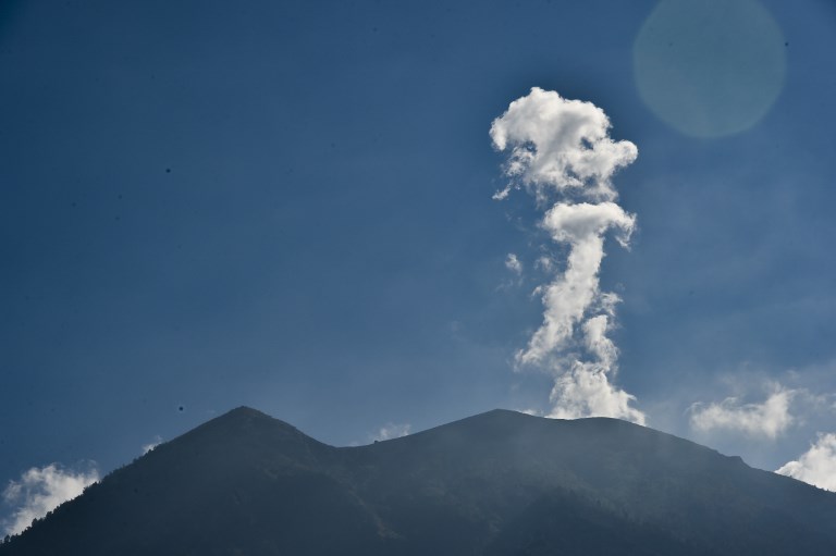 Mount Agung volcano spews smoke to the air as seen from Karangasem, on paradise island of Bali on September 28, 2017. Photo: Bay Ismoyo/AFP