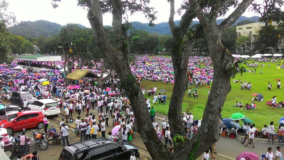 A huge crowd gathers at the University of the Philippines- Los Baños (UPLB) campus on Saturday, claiming that they were promised to receive a portion of late dictator Ferdinand Marcos’ money. Photo courtesy of Lynette Carpio via ABS-CBN News