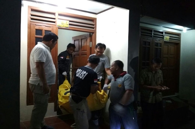 Police carrying Fera’s body out of her house in Tangerang on Sunday. Photo: bantenhits.com