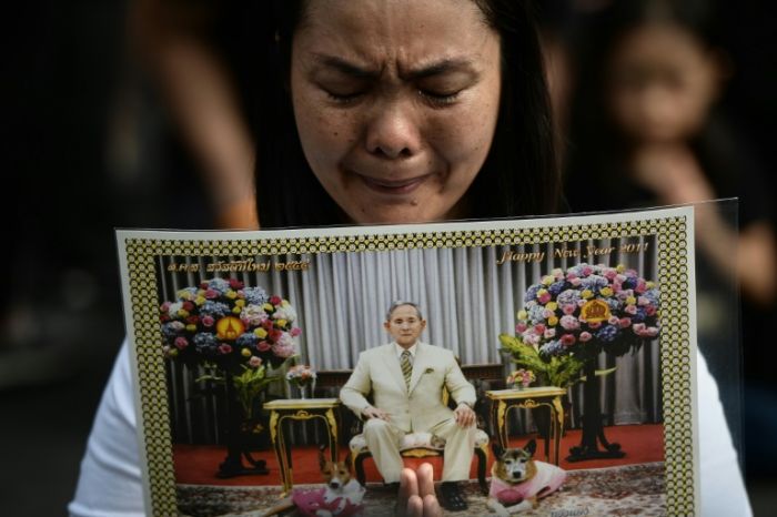 A mourning woman weeps as she pays her last respects to the late King Bhumibol Adulyadej. Photo: Lillian Suwanrumpha/AFP