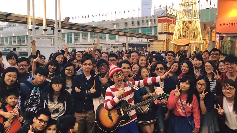 Mr. Wally performed in many districts in Hong Kong and has attracted many fans.