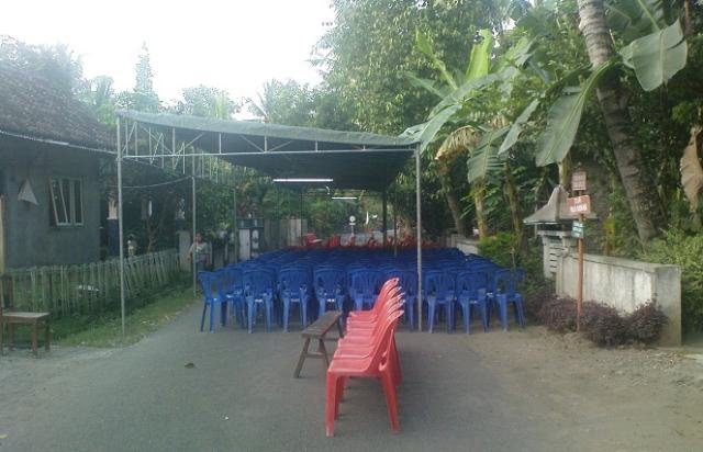 An on-street wedding venue in Indonesia. Photo: Kaskus