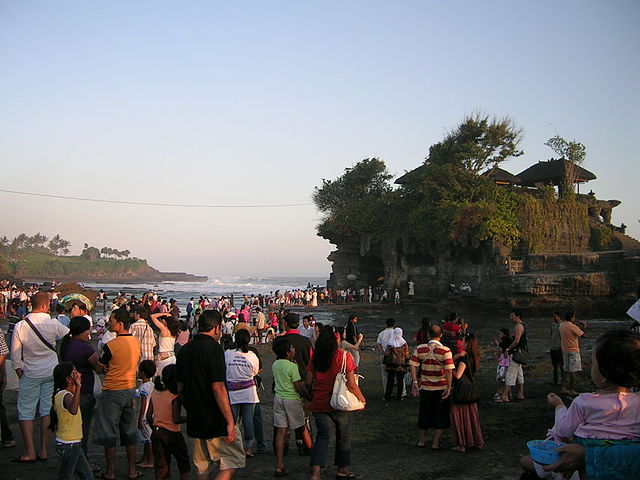 Balinese sacred temple Tanah Lot is getting more and more crowded, especially at sunset. Photo: Wikimedia Commons