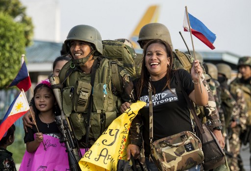 Philippine soldiers from Marawi are welcomed home by their relatives at Villamor Airbase in Manila on October 20, 2017. Photo by AFP/Noel Celis