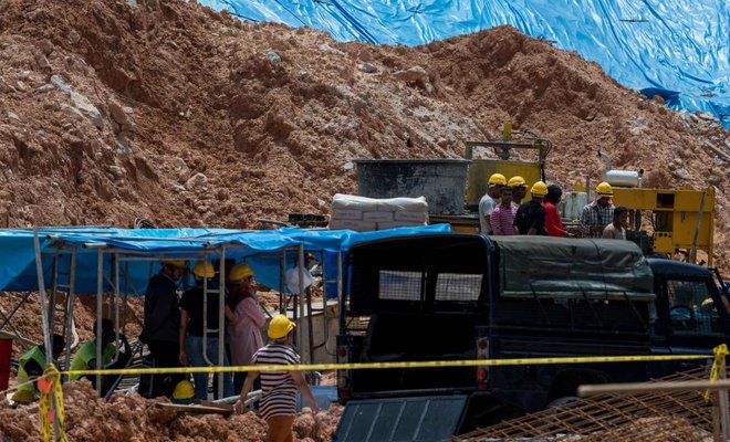 Malaysian rescue workers search for victims of a landslide at a construction site in Tanjung Bungah, north of Penang. Photo: AFP