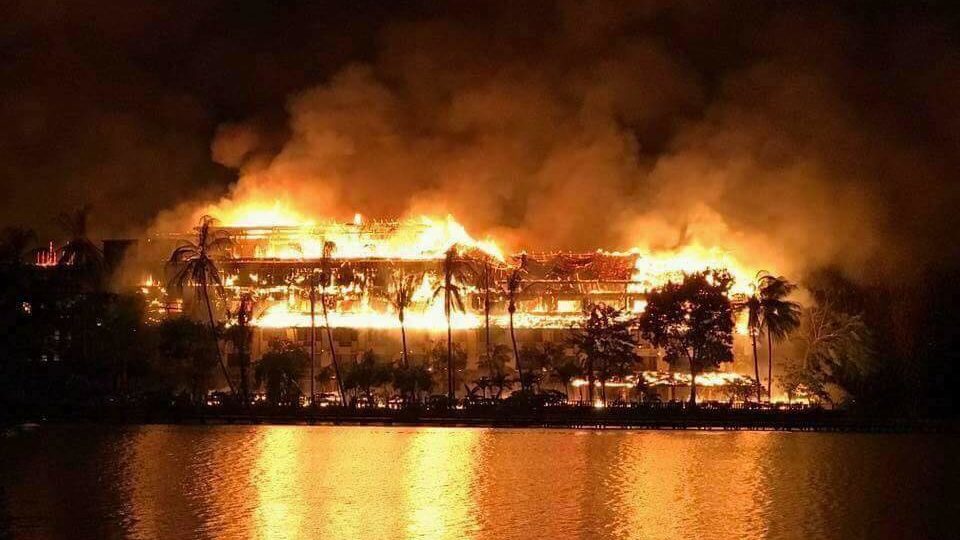 Fire at the Kandawgyi Palace Hotel on October 19, 2017. Photo: Facebook / Moe Pwint