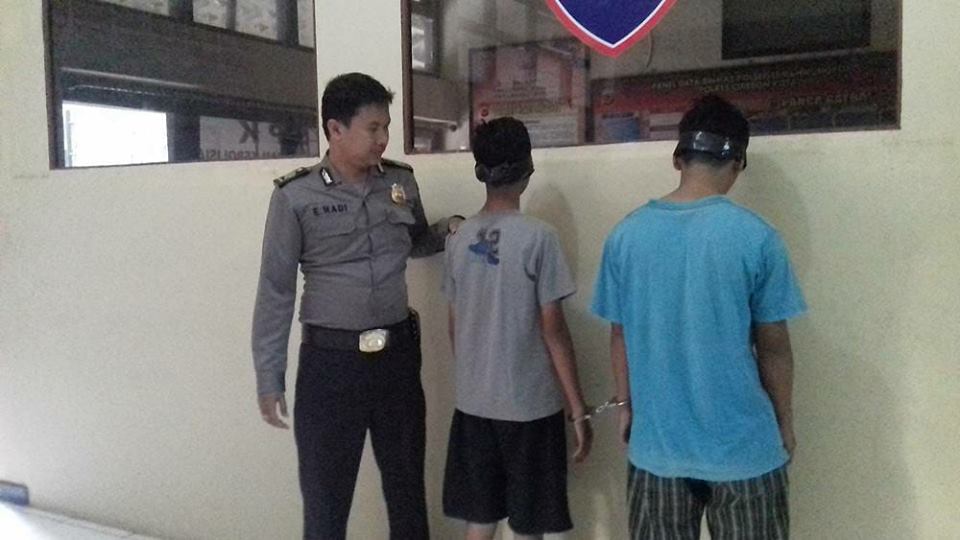 Sibling suspects MS and NS at the Lemahwungkuk Police Station today. Photo: Cirebontrust.com