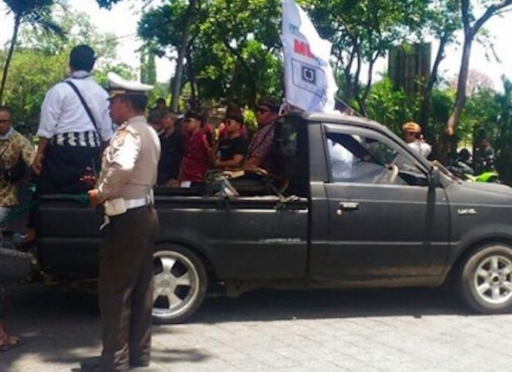 “Conventional” drivers ship out to protest online ride-hailing apps. Photo via Info Denpasar 