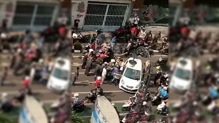 A mob surrounding the hit-and-run suspect’s car in Bandung on October 11, 2017. Photo: Video screengrab from Twitter
