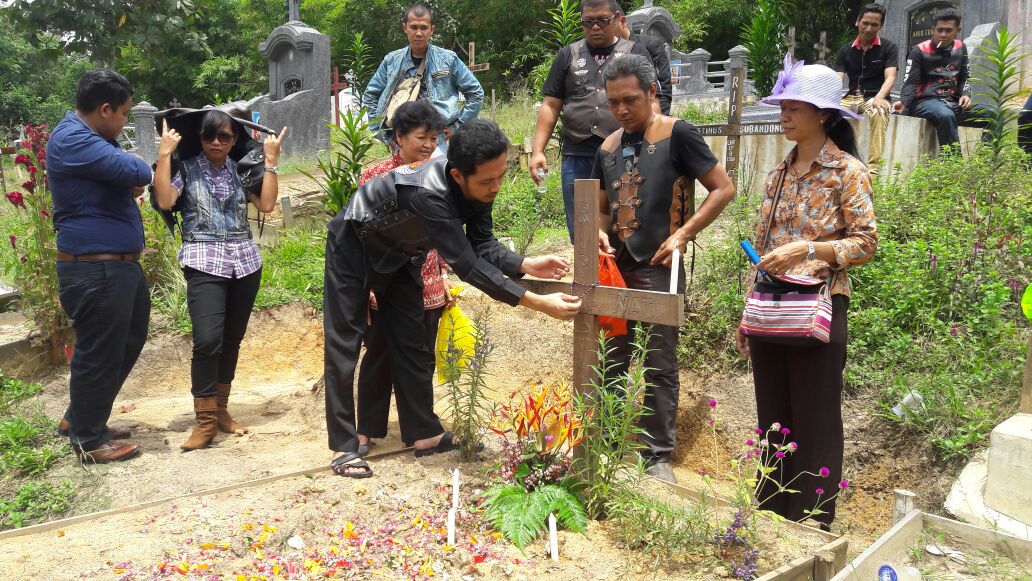 Fidelis visiting his wife Yeni’s grave on October 15, 2017 following his release on parole. Photo: Detik