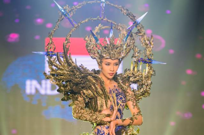 Indonesia’s Dea Rizkita wearing her fancy national costume at the 2017 Miss Grand International pageant. Photo: Facebook / Miss Grand International