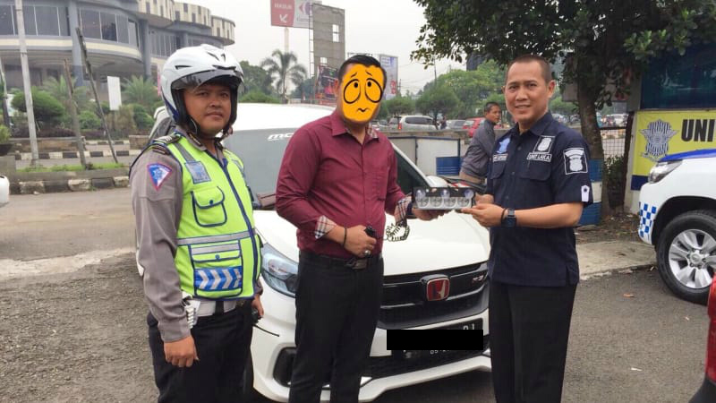 A civilian identified as Steven (center) handing over his illegally obtained police lights to the Bogor Resort Police on October 10, 2017. Photo: Bogor Resort Police via Kumparan