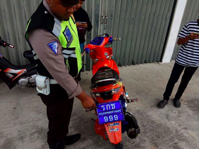 A police officer showing an illegal Thai license plate on a motorcycle in Indonesia’s Belitung island on October 11, 2017. Photo: Instagram/@satlantas_belitung