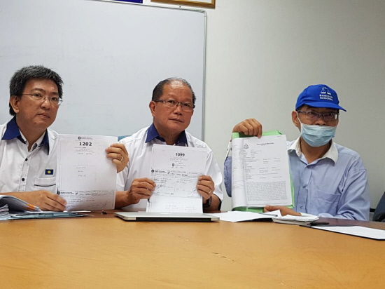 Lim Lye Bee in mask, with two MCA officials courtesy of theSun