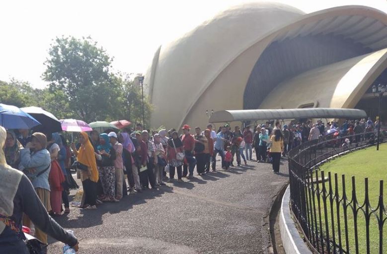 Line to get electronic ID card e KTP  printed in Taman  