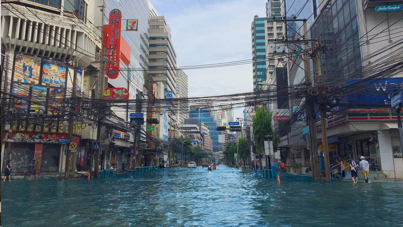 Bangkok’s Asoke area was submerged underwater, Oct. 14, 2017. Photo: Mememomoz/ Twitter