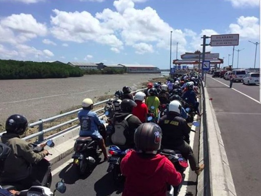 Shock to the system: The line at the Bali Mandara Toll on the first day of no-cash payments, Oct. 1, 2017. Photo via Info Badung