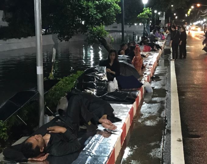 Mourners camped out along Assadang Road. Photos:  Kowit Boondham/ Thai PBS Twitter