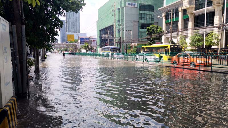 Petchburi Road was submerged under water following downpours on Oct. 14, 2017. Photo: @UniqBoyd/ Twitter