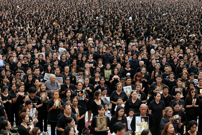 Mourners gather outside of the Grand Palace to sing for a recording of the royal anthem in honor of Thailand’s late King Bhumibol Adulyadej, in Bangkok, October 2016. Photo: Reuters