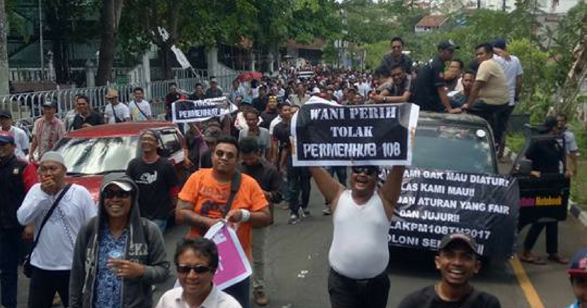 Ride-hailing drivers protesting the government’s new regulation on their industry on Oct 31 in Jogjakarta. Photo: Yaser Anna / Facebook