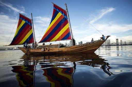 This picture taken on October 6, 2017, shows a traditional Philippine wooden boat known as balangay sailing in Manila Bay. Photo by AFP