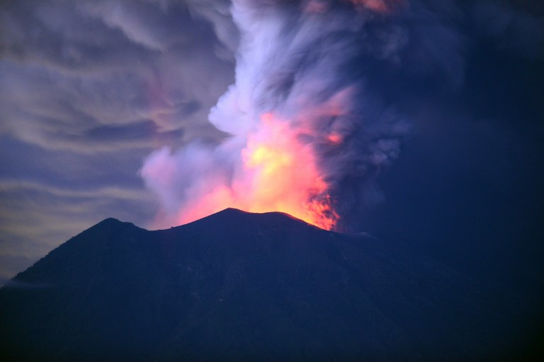 A general view shows Mount Agung erupting seen at night from Kubu sub-district in Karangasem Regency on Indonesia’s resort island of Bali on November 28, 2017. Photo: Sonny Tumbelaka