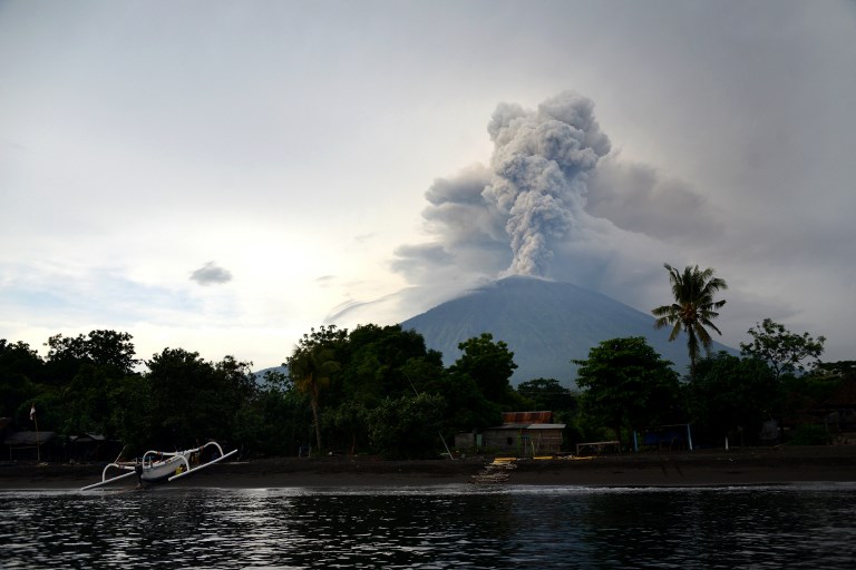 A general view shows Mount Agung erupting seen from Kubu sub-district in Karangasem Regency on Indonesia’s resort island of Bali on November 28, 2017. Photo: Sonny Tumbelaka/AFP