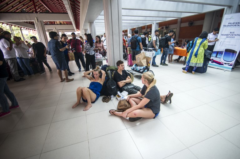 Passengers gather at the Ngurah Rai International airport in Denpasar, Bali on November 28, 2017 to wait for possible flights out following Mount Agung’s volcano eruption.
Photo: Juni Kriswanto/AFP